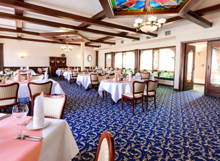 Eleganckie wnętrza restauracji zostały harmonijnie skomponowane