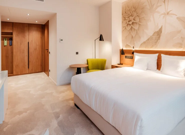 W pokojach znajdują się wygodne łóżka, jest też czajnik i lodówka