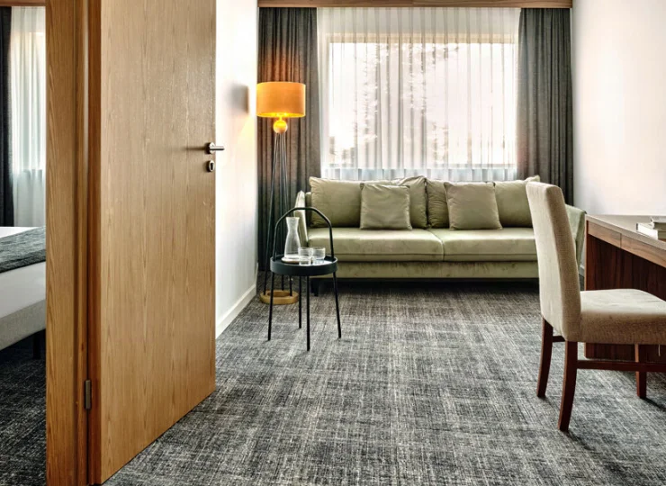 Pokój 2+2 business to tak naprawdę dwupokojowe wnętrze z odrębną sypialnią