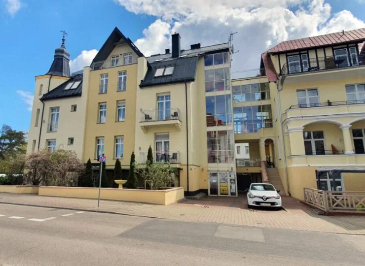 Villa Merry to hotel położony bezpośrednio przy nadmorskiej promenadzie