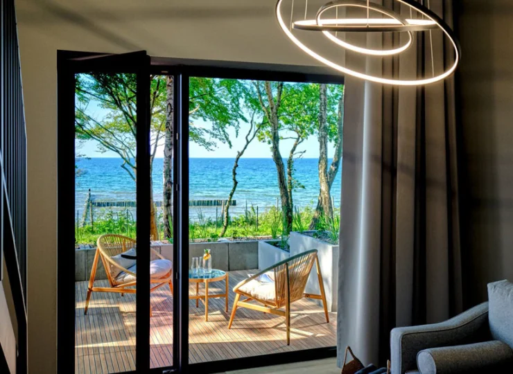 Na dole apartamentu mieści się pokój dzienny z wyjściem na taras i kuchnia