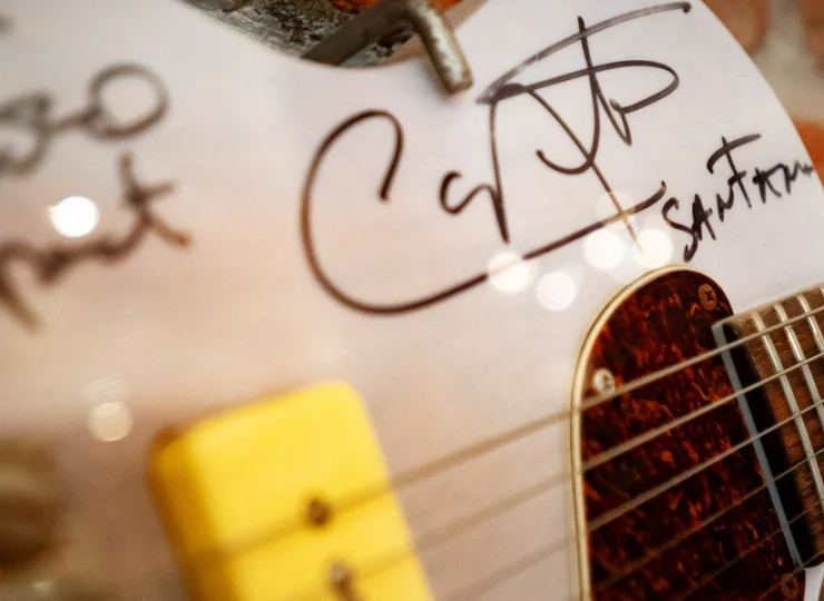 A nawet gitary podpisane przez wykonawców - gości Festiwalu