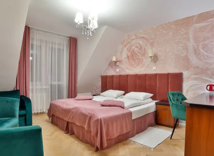 Przygotowano komfortowe i przestronne pokoje w eleganckim stylu
