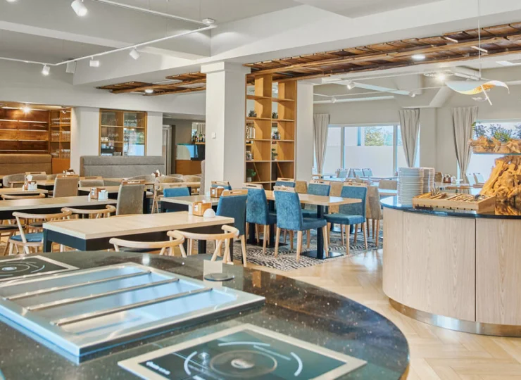 Restauracja bufetowa przygotowuje śniadania i obiadokolacje