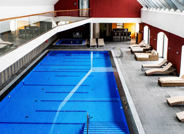 Sercem strefy wellness jest przestronny basen z jacuzzi