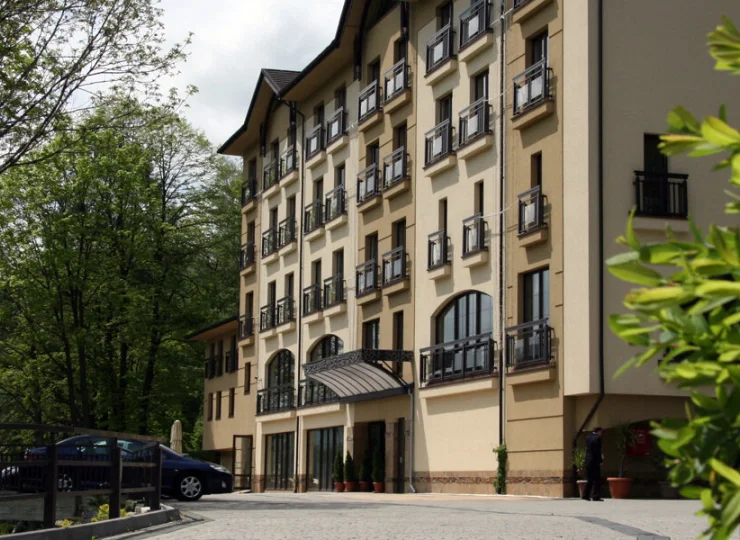 Hotel Elbrus znajduje się blisko centrum Szczyrku i skoczni narciarskich