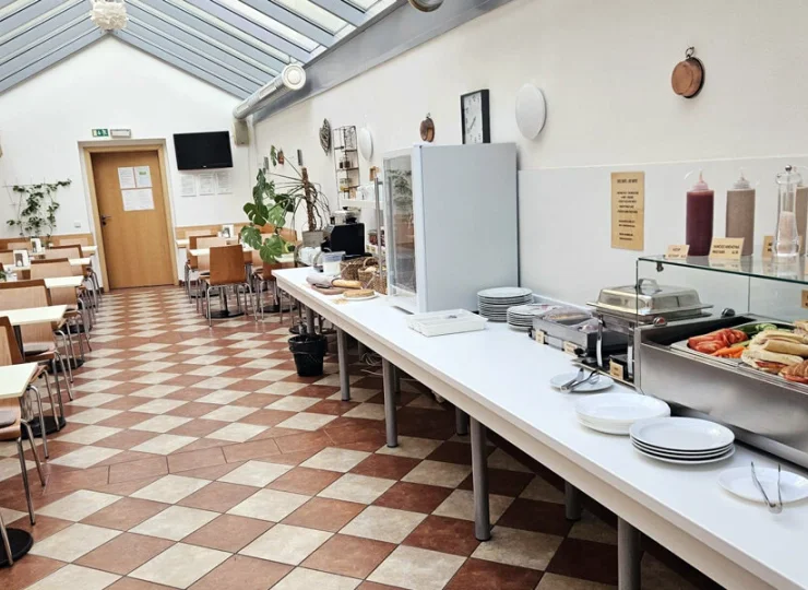 Hotel codziennie podaje gościom smaczne śniadania