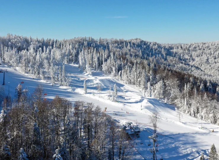Obok hotelu mieści się ośrodek narciarski Czarny Groń