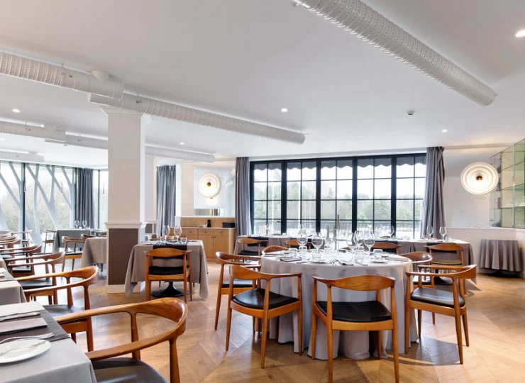 Hotel przygotowuje dla gości codzienne śniadania i obiadokolacje