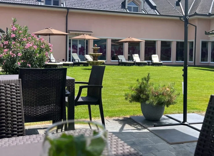 W pogodne dni można spożywać posiłki na zielonym wewnętrznym patio