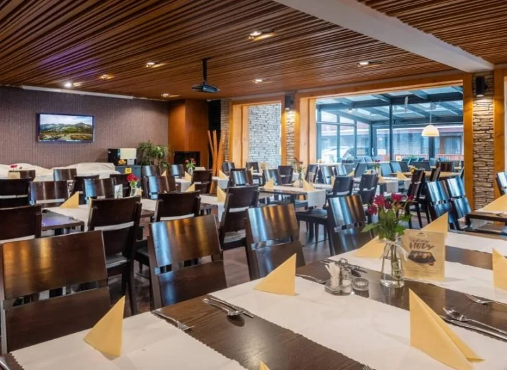 Restauracja podaje gościom śniadania i obiadokolacje w formie bufetu