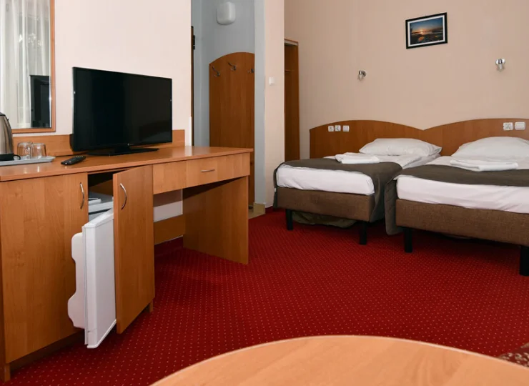 W pokoju jest lodówka praz czajnik