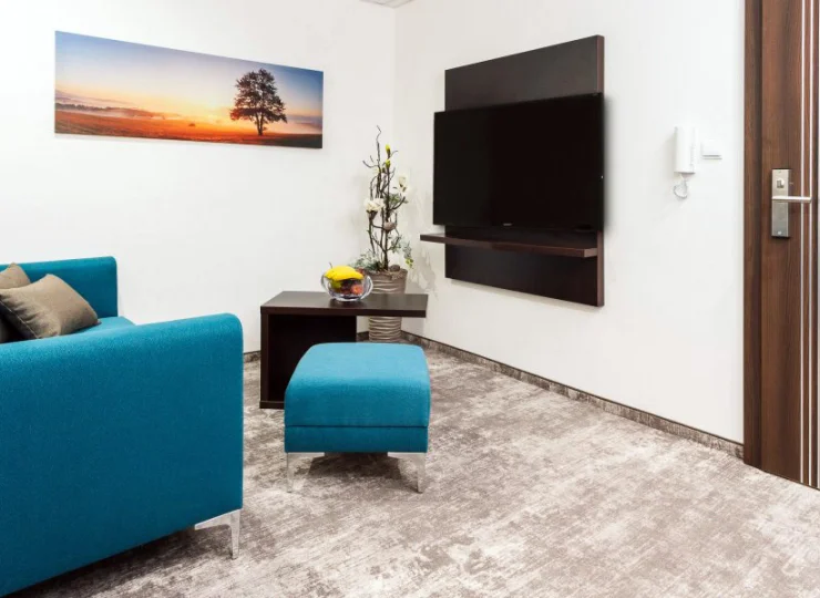 Salon pokoju rodzinnego z kanapą i kącikiem TV