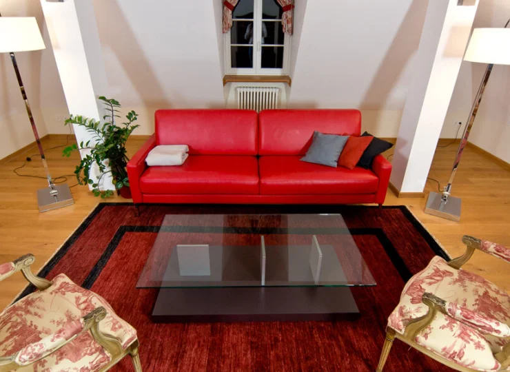 W pokoju dziennym jest kanapa