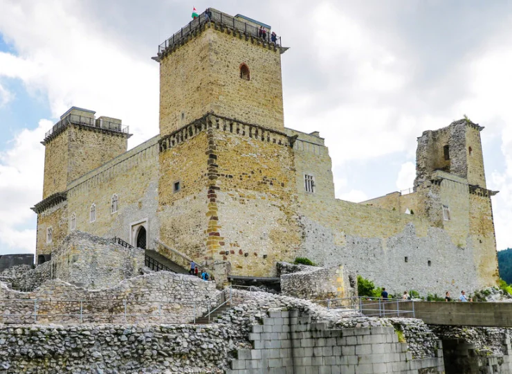 Zamek Diósgyőr: 12 km od hotelu