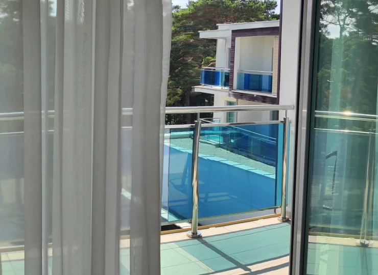 Z większości pokoi widać nadmorskie sosny