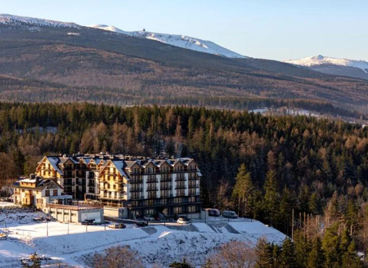 Jest wyjątkowo położony w Sosnówce koło Karpacza na wzgórzu Kazalnica