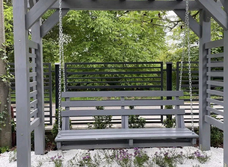 Obok jest także huśtawka dla dwóch osób