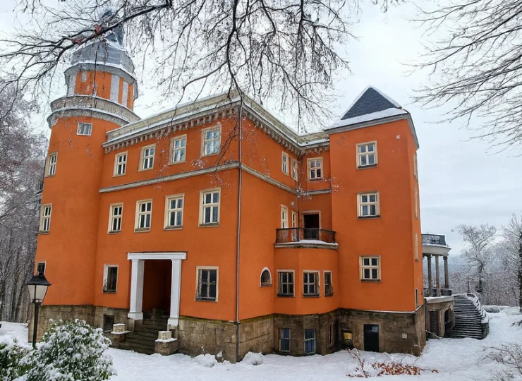 Pałac Paulinum w Kotlinie Jeleniogórskiej w zimowej odsłonie