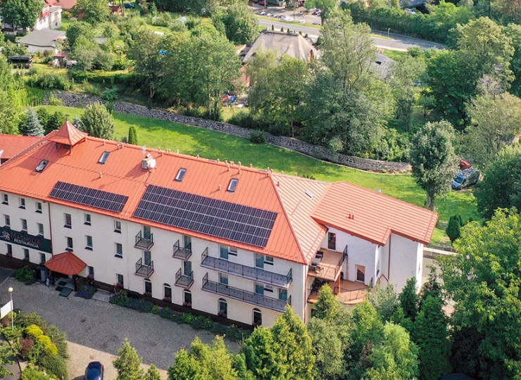 Nefryt jest otoczony niezwykle przyjemnymi zalesionymi wzgórzami