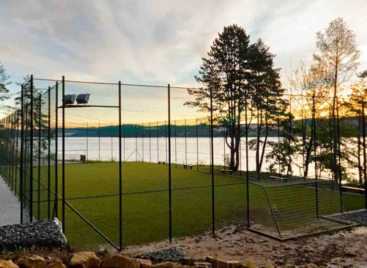 Wprost nad jeziorem utworzono boisko do piłki nożnej oraz kort tenisowy