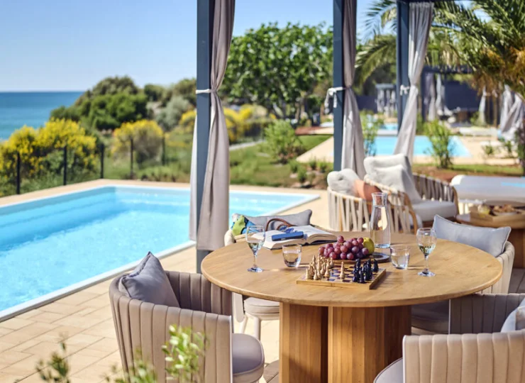 Niektóre domy wakacyjne mają prywatne baseny i widok na morze