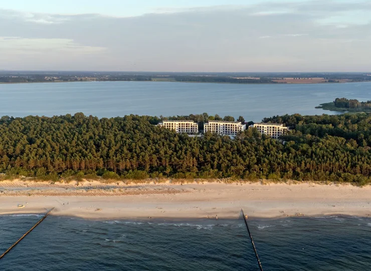 Resort mieści się pomiędzy brzegiem Bałtyku i Zatoką Wrzosowską