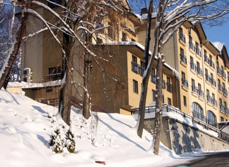 Hotel Elbrus znajduje się blisko centrum Szczyrku i skoczni narciarskich