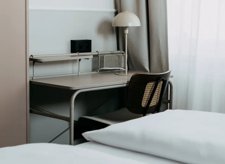 W apartamentach z osobną sypialnią jest biurko do pracy