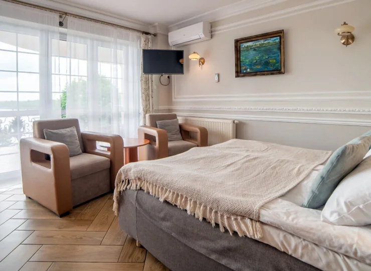 Eleganckie pokoje są klimatyzowane i umeblowane w klasycznym stylu