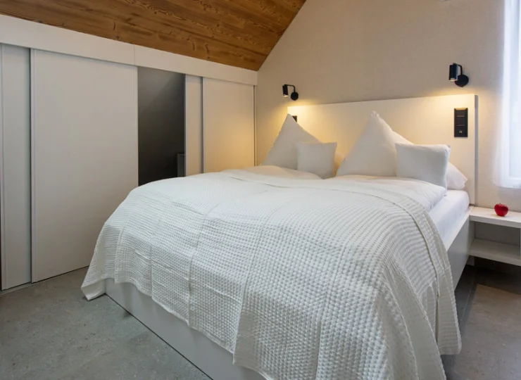 Na antresoli Apartamentu Loft Relax 6+2 mieszczą się 2 sypialnie