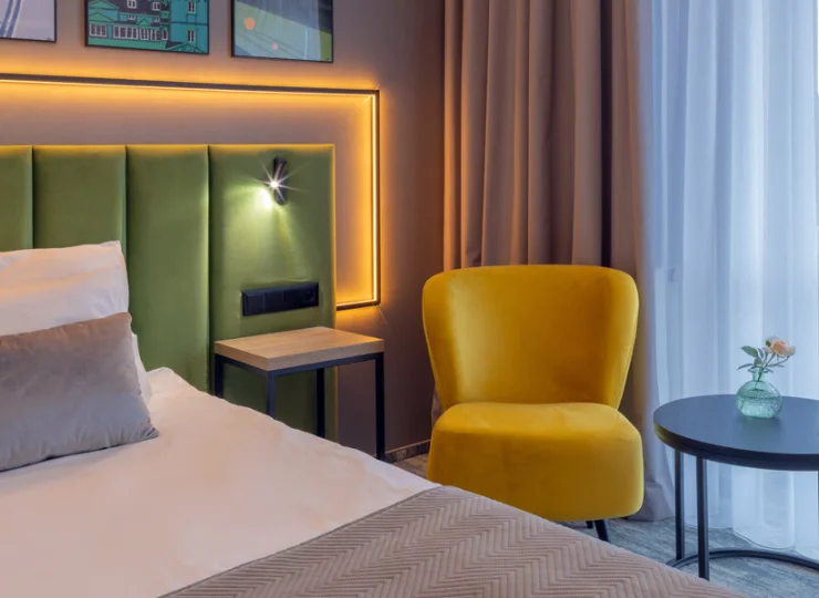 W pokoju znajduje się designerski fotel