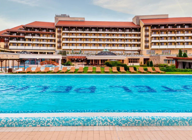 W skład zewnętrznego aquaparku wchodzi m.in. basen do pływania