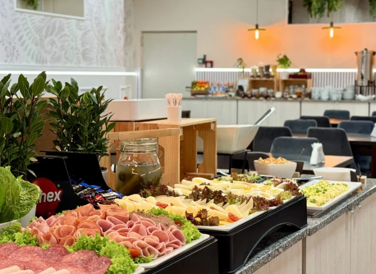 Śniadanie ma formę bufetu