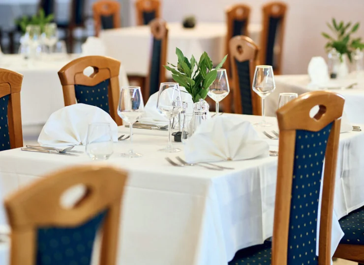 Śniadania i obiadokolacje są podawane w restauracji bufetowej