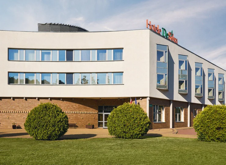 Hotel znajduje się w aglomeracji warszawskiej, niedaleko lotniska Chopina