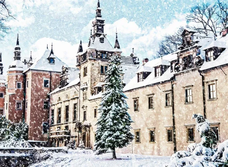 Zamek Kliczków w zimowej szacie hotel prezentuje się po prostu bajkowo