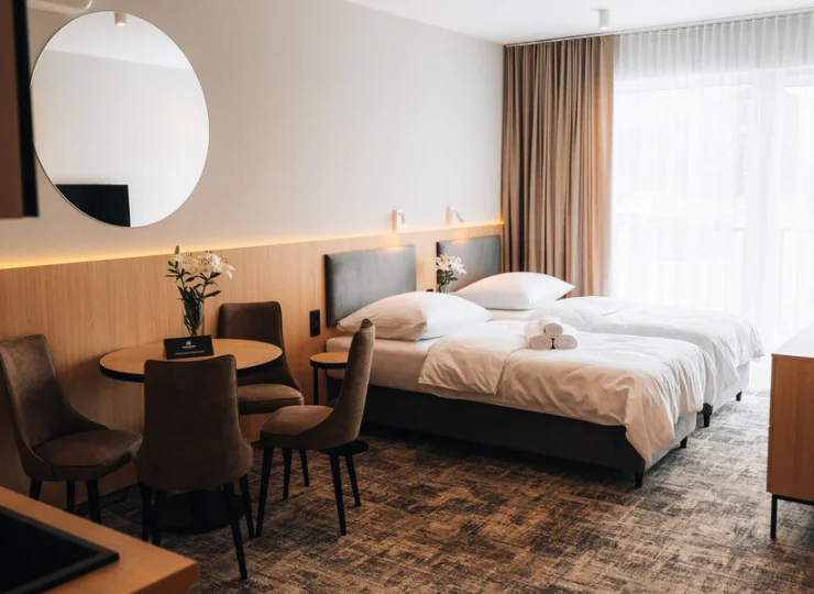 W salonie Apartamentu De Luxe Suite jest aneks kuchenny, stół i 2 łóżka podwójne