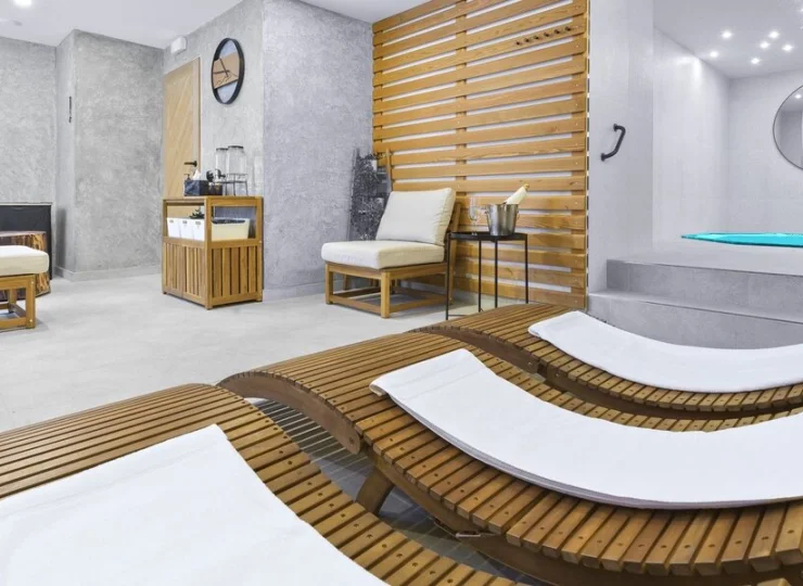 Strefa wellness z leżakami i jacuzzi