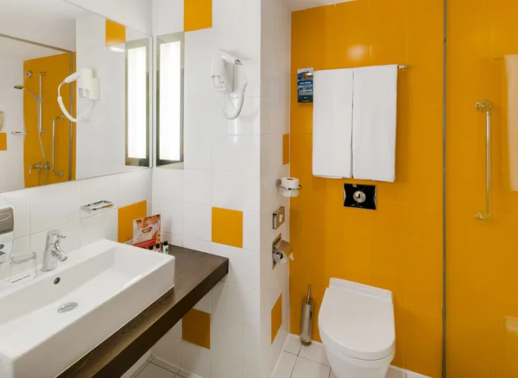 W łazience jest prysznic, suszarka do włosów, kosmetyki