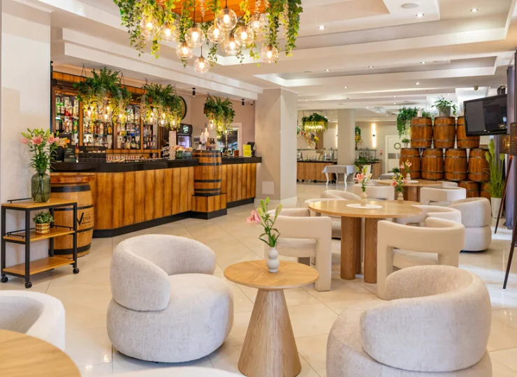 Znajduje się tu wyśmienita restauracja, lobby bar, pizzeria i chata grillowa