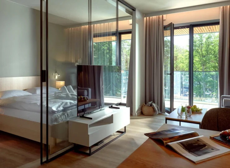 Junior Suite ma wydzieloną część sypialną i rozkładaną kanapę w części dziennej