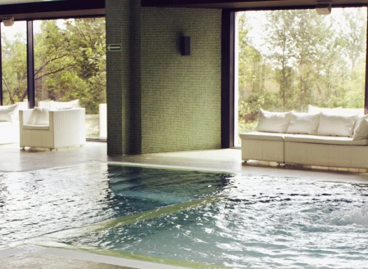 W basenie jest także jacuzzi, płytki brodzik dla dzieci