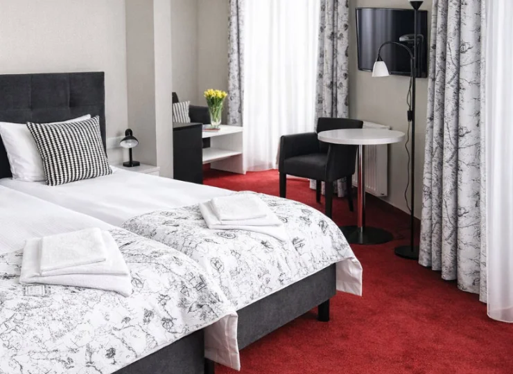 W wyposażeniu: klimatyzacja, TV, Wi-Fi, sejf, lodówka, czajnik