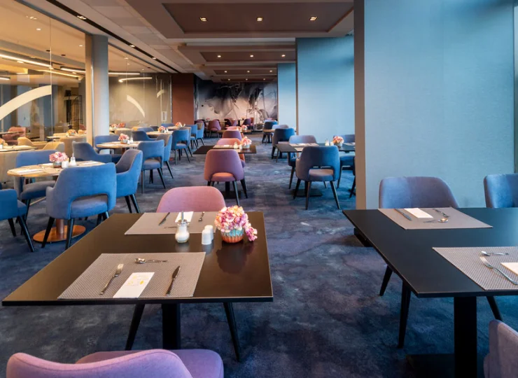 Przestronna restauracja hotelowa oferuje smaczną kuchnię