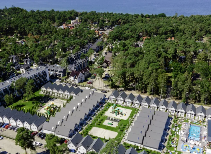 Rodzinny kompleks domów, apartamentów i basenów bardzo blisko morza