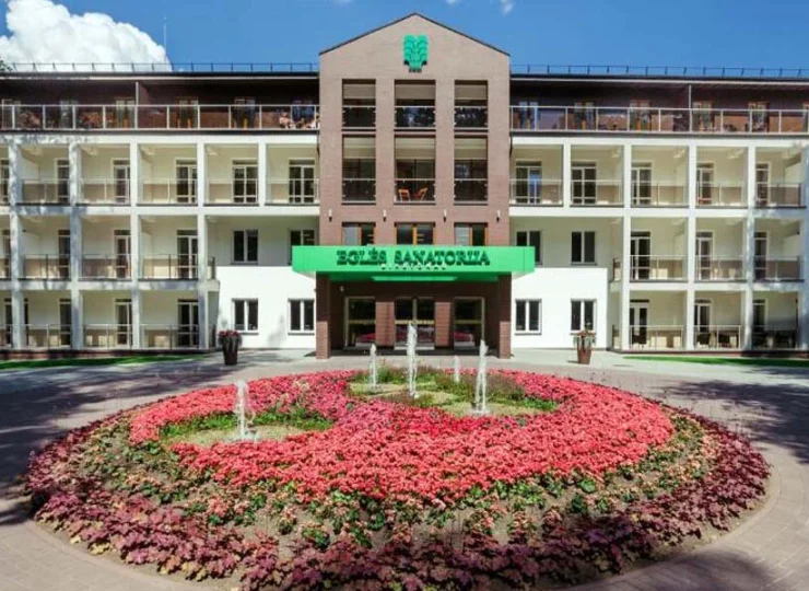 Budynki sanatorium są położone tuż nad Niemnem