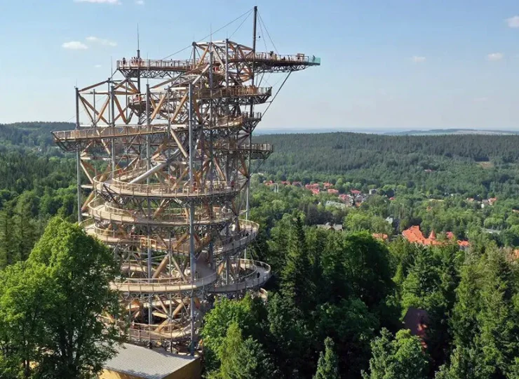 Blisko stąd do całorocznej kolejki gondolowej, wieży widokowej SkyWalk i centrum