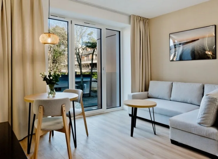 Apartament tego typu ma salon z aneksem