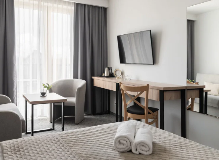 Pokój superior junior oprócz podwójnego łóżka ma dodatkowo rozkładaną kanapę